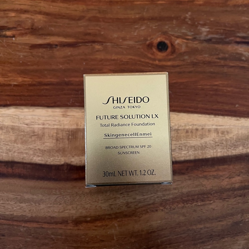 Future Solution LX Total Radiance Foundation. SPF20. Never used,gorgeous finish.
